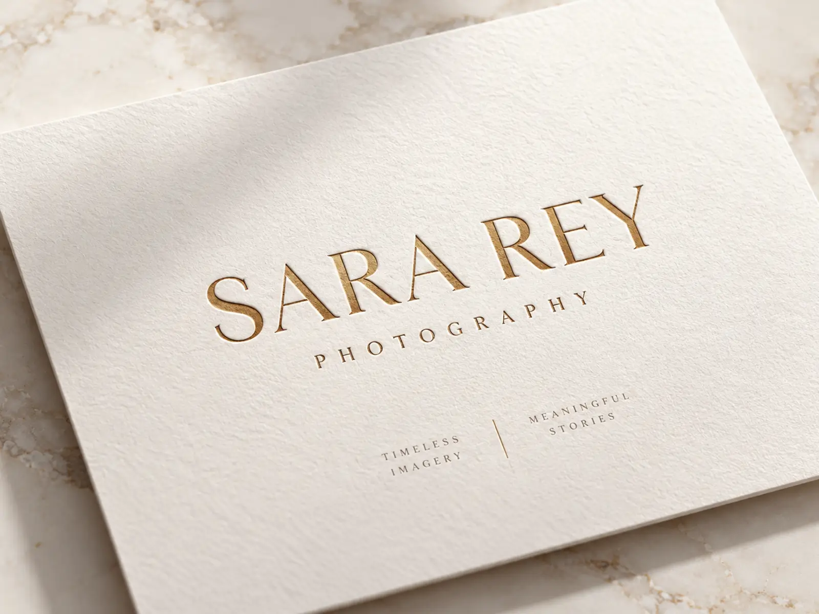 Wordmark för Sara Rey Photography i elegant serif-stil på strukturerat papper